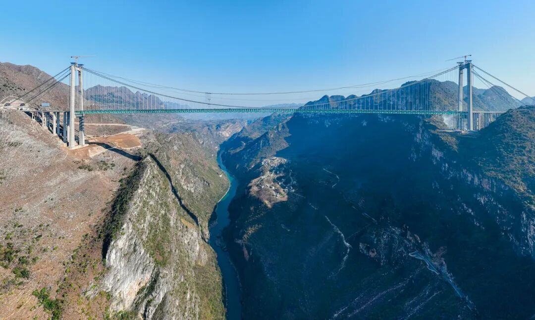跨越“地球裂缝”花江大峡谷，一座新世界最高桥拔地而起。.jpg