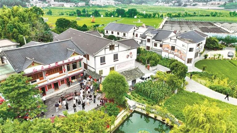 游客在花茂村农家乐里参观游玩。袁福洪 摄.jpg