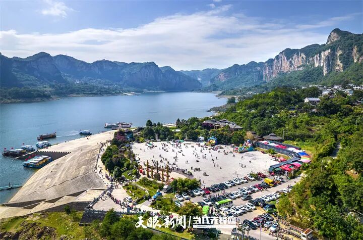 化屋景区游人如织，旅游产业蓬勃发展。史开心 摄.jpg