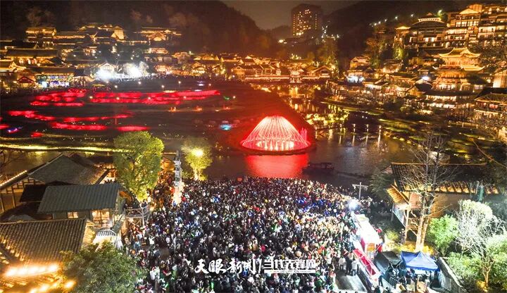 4 遵义市播州区乌江寨景区推出独竹漂、灯光秀表演、品尝吊锅宴、传统文化展演等多种活动项目，吸引许多游客前来体验游玩。.jpg