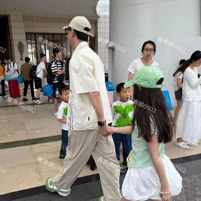 佟丽娅董璇两家人三亚度假,小酒窝跟张维伊手牵手父女俩关系容洽