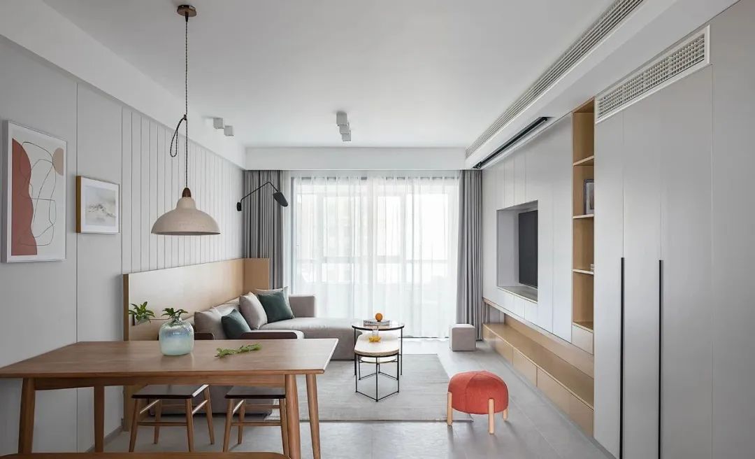 108平现代简约婚房，客厅整墙收纳柜，原木设计非常舒适