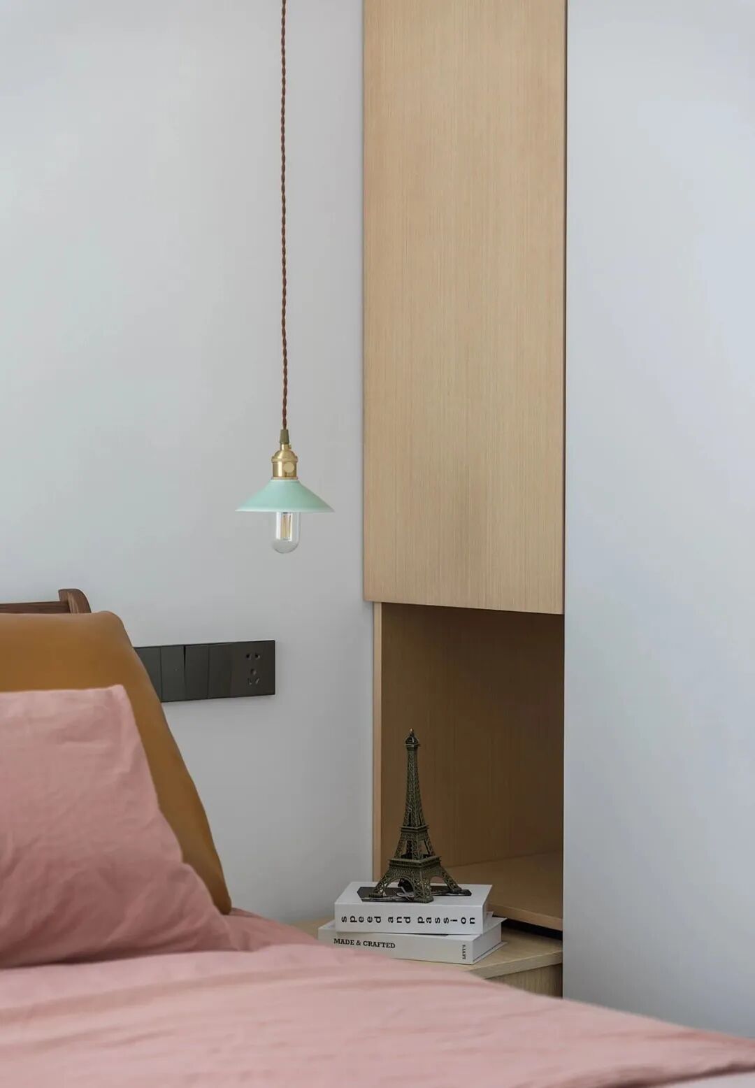 108平现代简约婚房，客厅整墙收纳柜，原木设计非常舒适