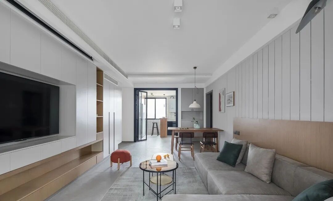 108平现代简约婚房，客厅整墙收纳柜，原木设计非常舒适