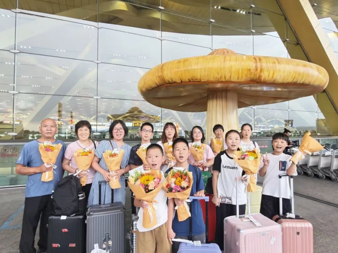 江苏13人抵达昆明接机大合影