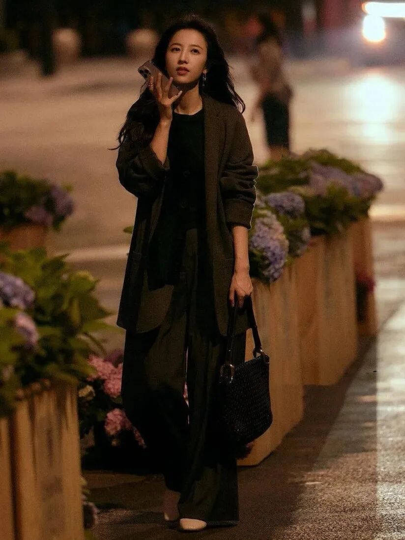 "上班脸"代表周雨彤,上班穿搭实穿又时髦,直接抄作业