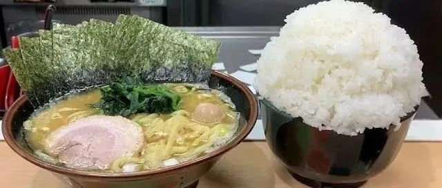 一份经典日式拉面，少不了……米饭！
