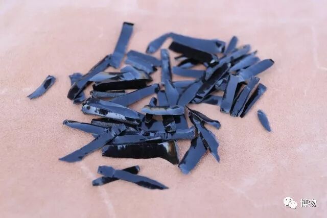 考古专家专门制作的黑曜石细石叶 现代人民当然已经不再用黑曜石刀了