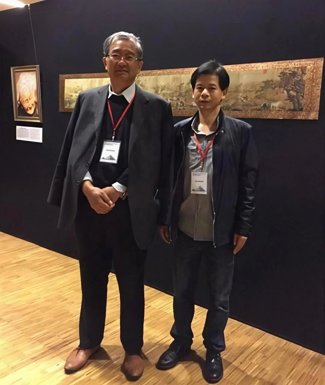 卢浮宫展厅内，中国美术评论家陈传席（左）与丽水艺术家李俊新（右）在银奖作品前合影。
