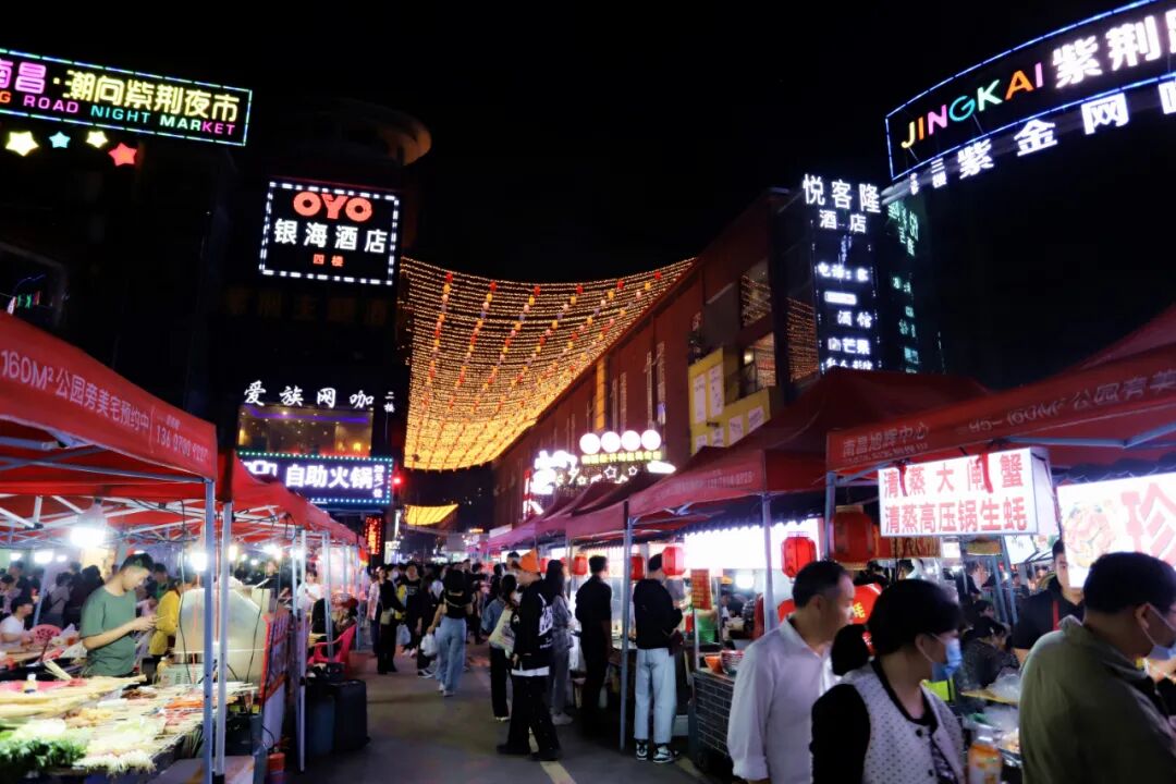 晚上七点,经开区紫荆夜市灯火通明,人声鼎沸.