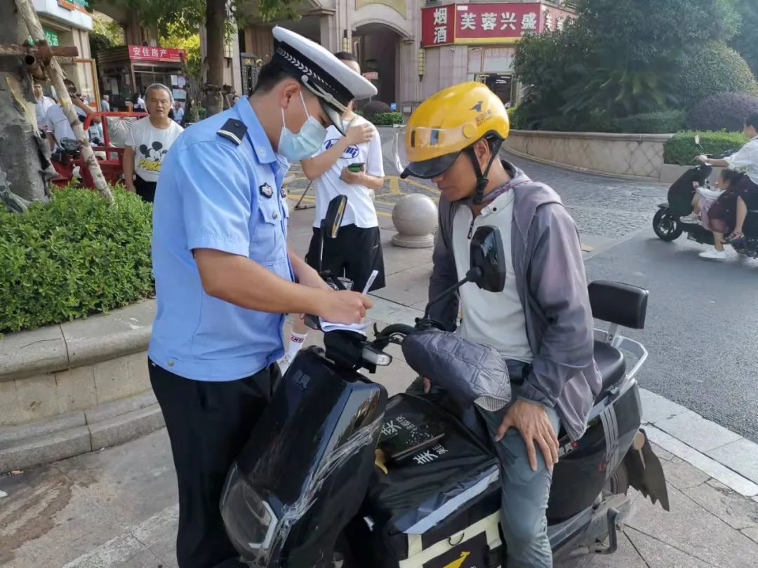 交警蜀黍喊你來給電動車免費上牌啦!