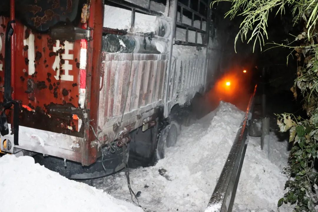汕昆高速贺州段自燃事故