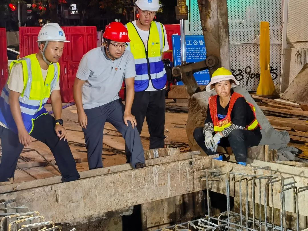 曾银东同志,现为中山市代建项目管理办公室工程监管三部一级科员,高级