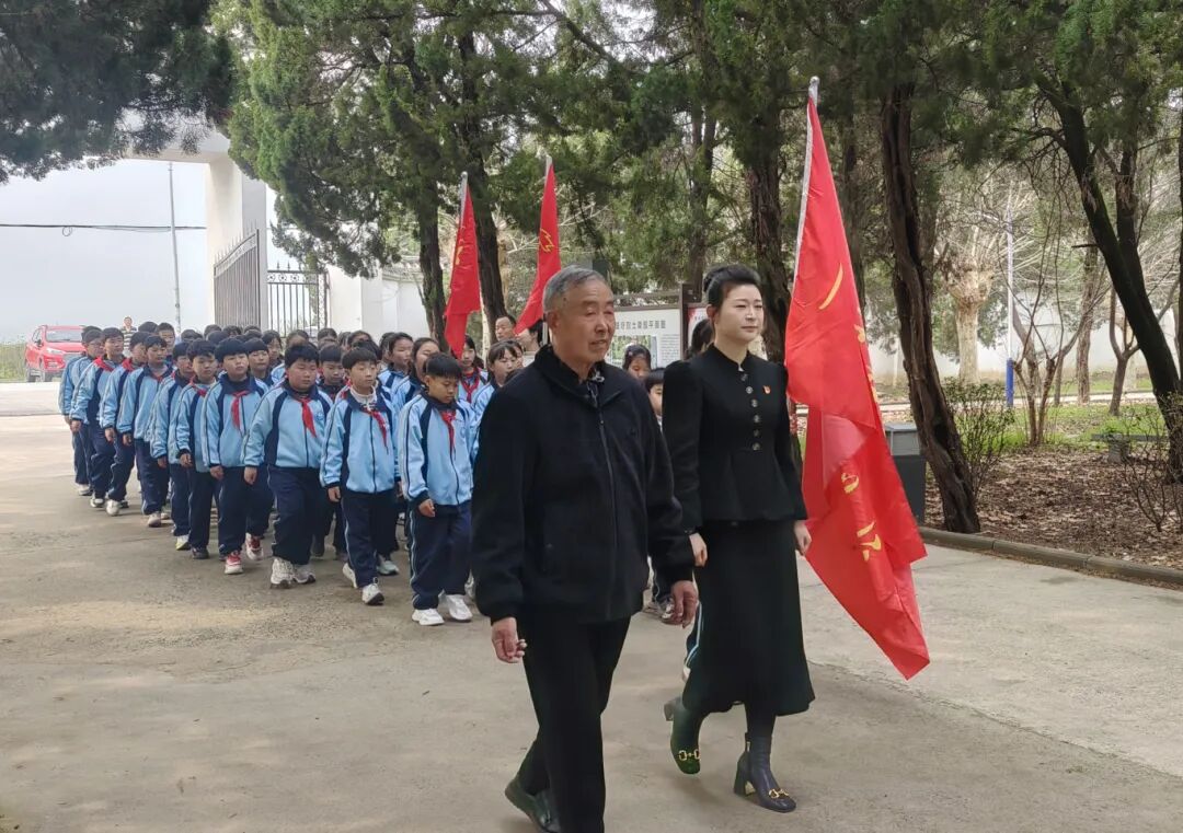 图为盛志席带领当地学生参观瞻仰烈士陵园.jpg
