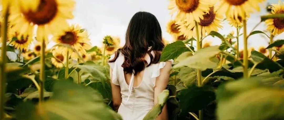 男躺床上，女问，“你躺床上干嘛”？男的回答笑的肚子疼