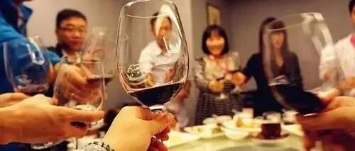 饭局中如果你不是主角，永远别管这五件闲事，要不然开了头就要倒霉！