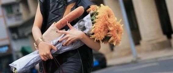 李兰迪深色马甲造型衬出修长身姿 手持法棍面包酷飒又松弛