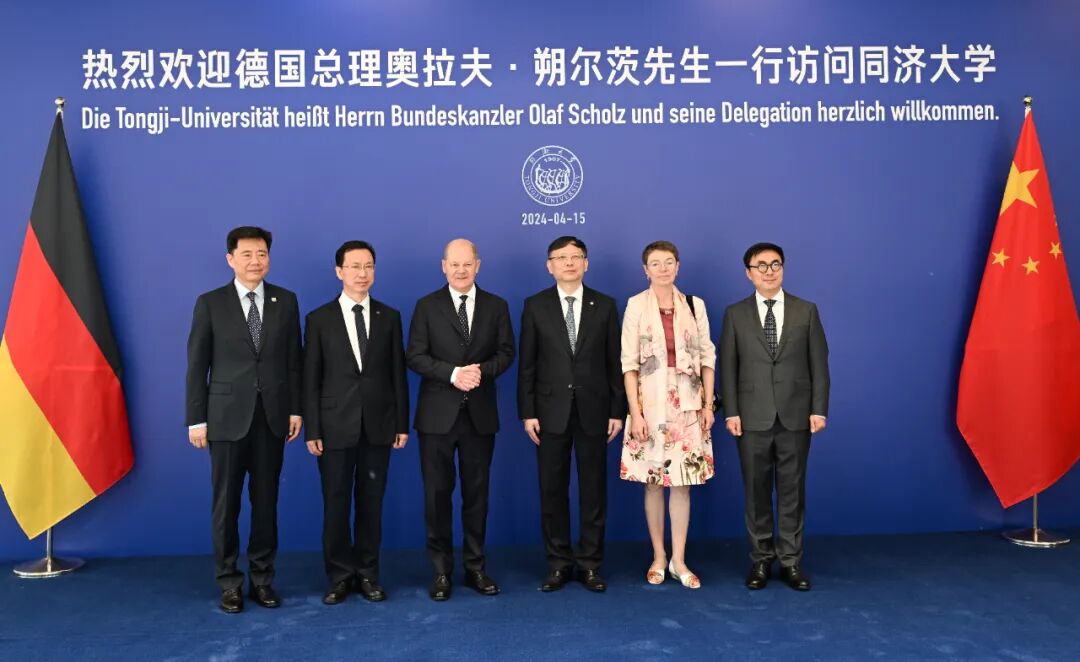 中国驻德国大使吴恳和德国驻华大使傅融,以及来自西门子,科思