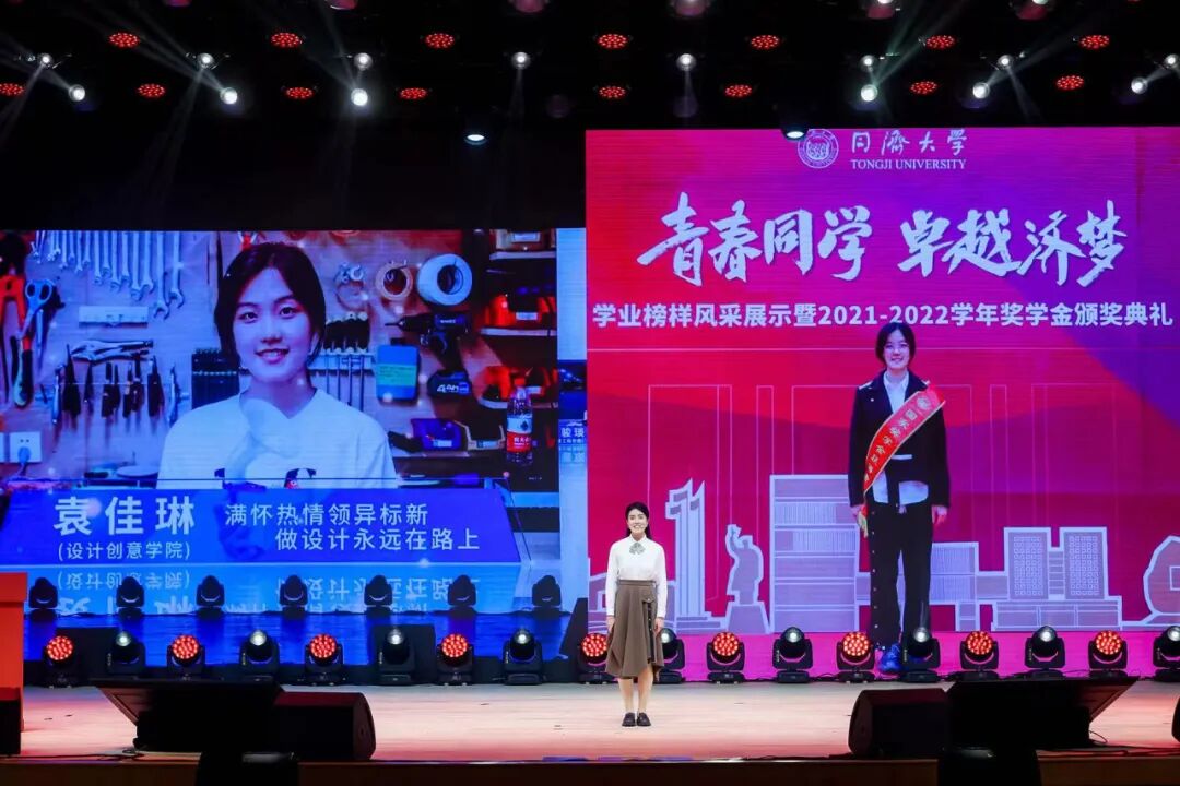 接受采访时一脸骄傲地给儿子打了98分记者找到了这位同学——2022级建