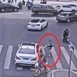 舆情事件分析：上海街头一幕：女子闯红灯被车主训斥后，踹车吐口水躺路中央