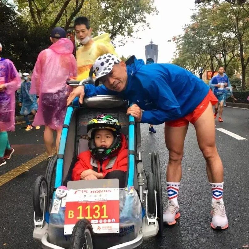 【网络舆情热点】儿子脑瘫，他做了一个决定：放弃康复训练，推着孩子跑了7年马拉松