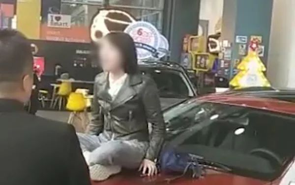 奔馳終于道歉了！66萬新車漏油，女子坐引擎蓋哭訴…非要撒潑才討得回公道？