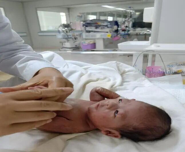 为什么新生儿抢救台【专科简介】危重新生儿救治中心——新生儿科_https://www.jmylbn.com_新闻资讯_第34张