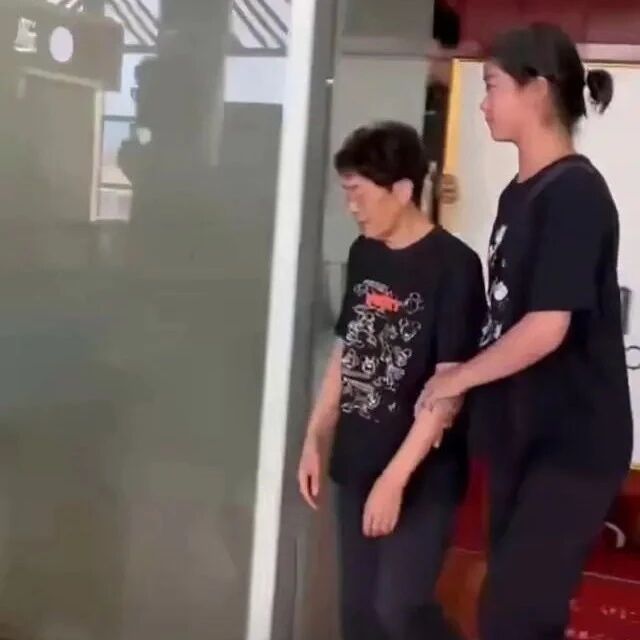 姚明女儿14岁身高1米9,体重近190斤,走路姿势引热议