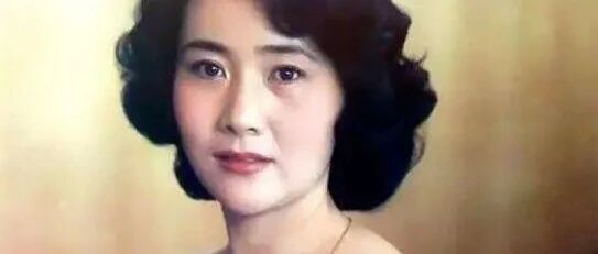 最美春晚主持，吞下300颗安眠药自杀，被抢救7天7夜，今74岁风采依旧