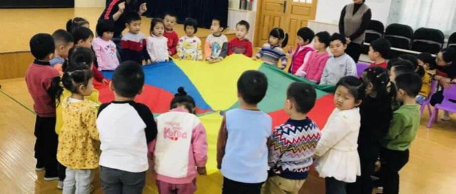 “谁给你的勇气要二胎”？一张幼儿园缴费单走红，老人默不作声