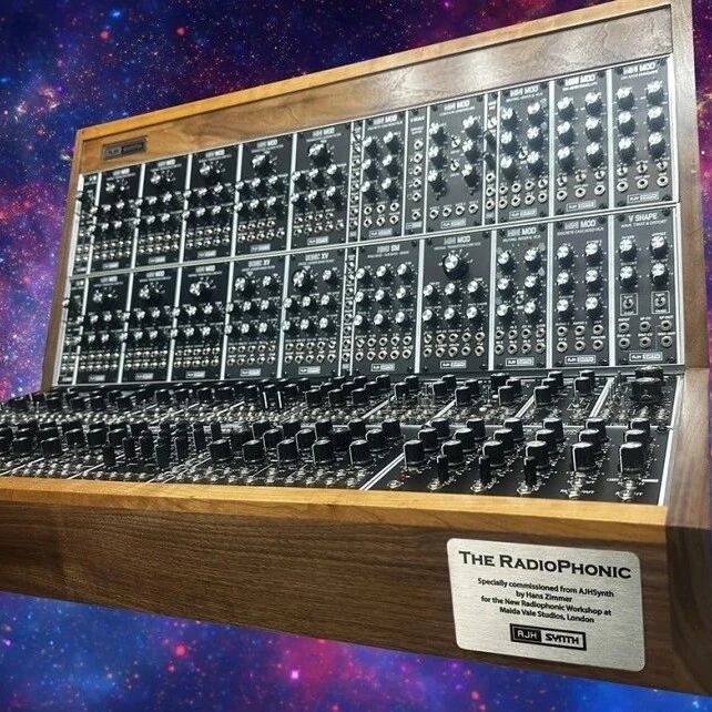 Hans Zimmer 大神定制的 The Radiophonic 合成器亮相,由 AJH Synth 生产