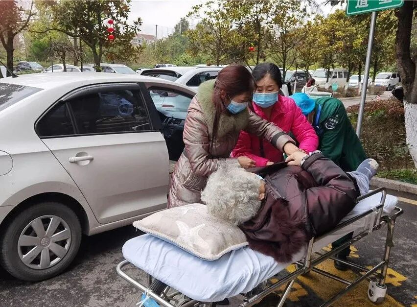 观山湖区世纪城街道一居委会爱心救助老人