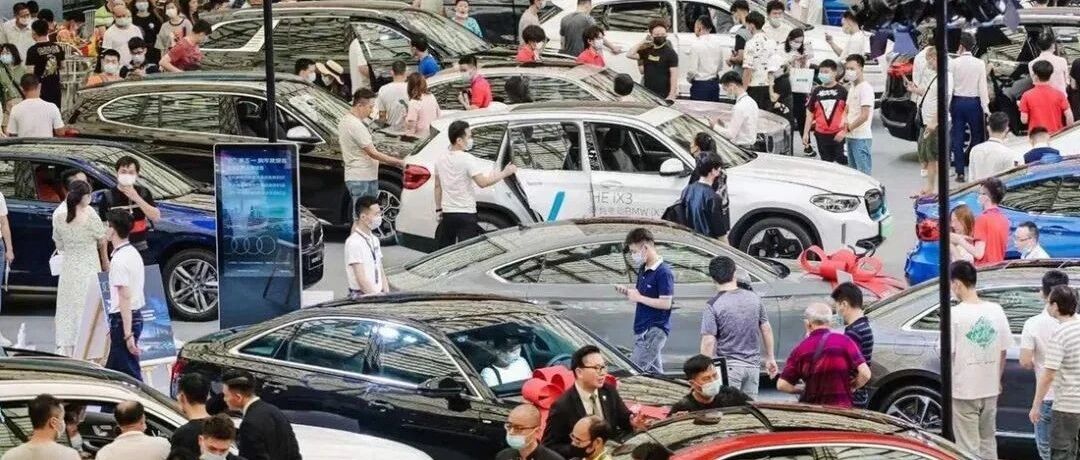 智驾评论：告别“圈养模式”，新能源汽车“延长补贴”论当休矣