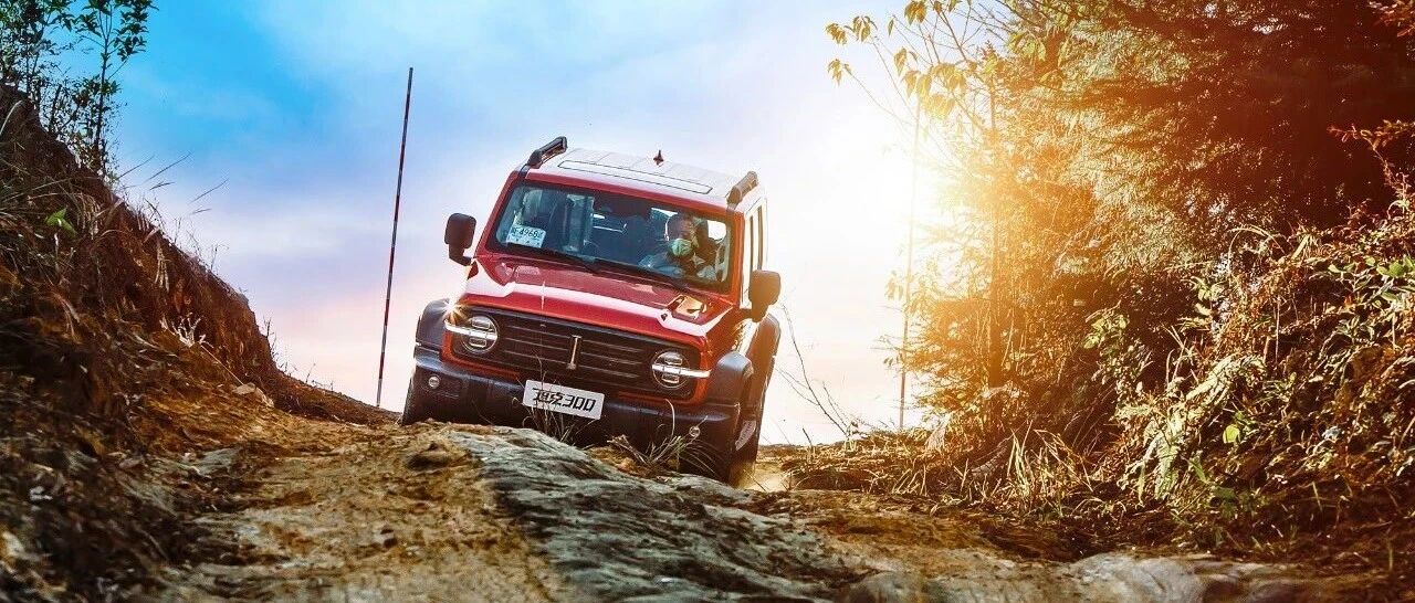 坦克300冲击硬派SUV市场，一键越野为“小白”，三把锁征服越野“老炮”