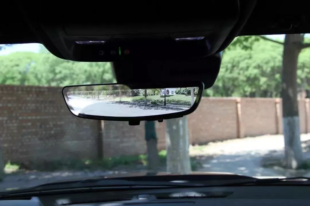 宝马的驾驶感体现在哪里_如何利用宝马的智能系统提升驾驶效率？_宝马的驾驶乐趣