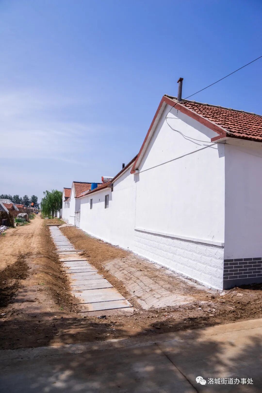 在北徐村生活污水处理站,与会人员查看了平房村生活污水集中处理模式.