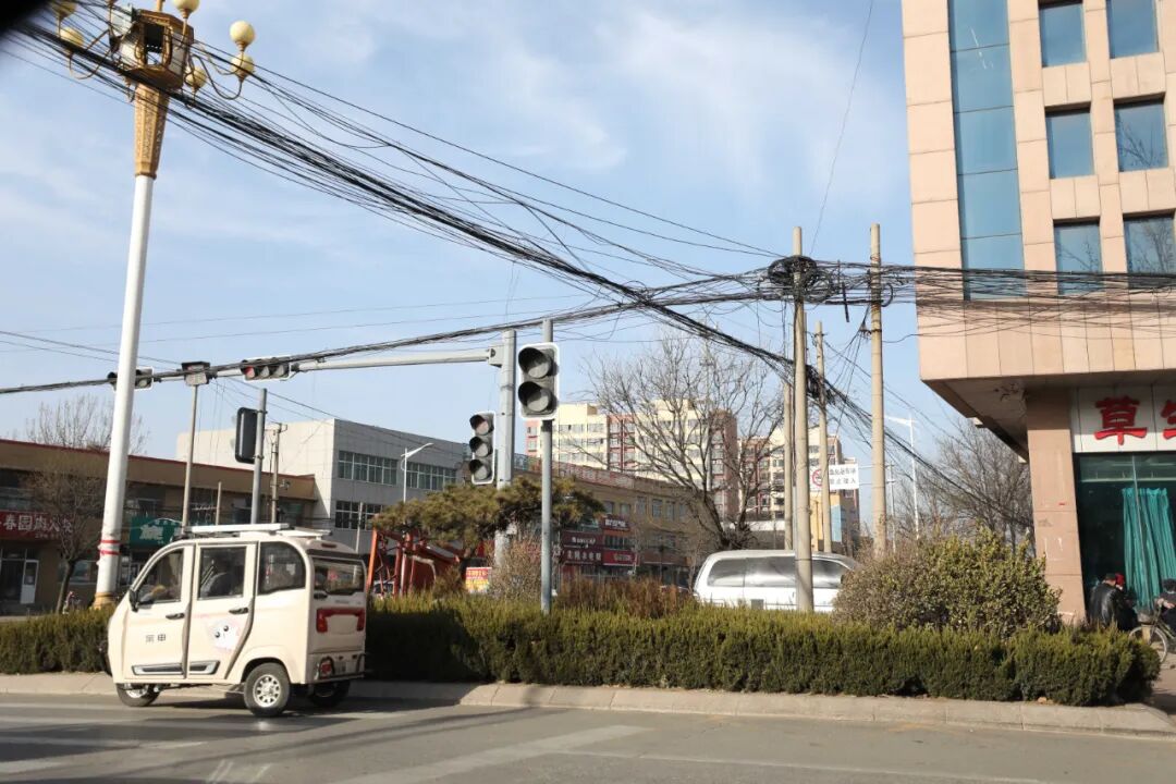 寿光洛城街道消除空中蜘蛛网亮出清爽天际线