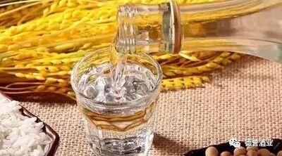 白酒知识：液态法白酒都是“三精一水”的勾兑？其实还可这样生产