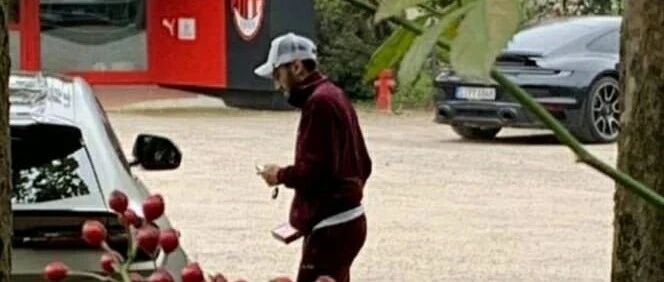 意天空丨恰尔汗奥卢拄拐离开内洛训练基地