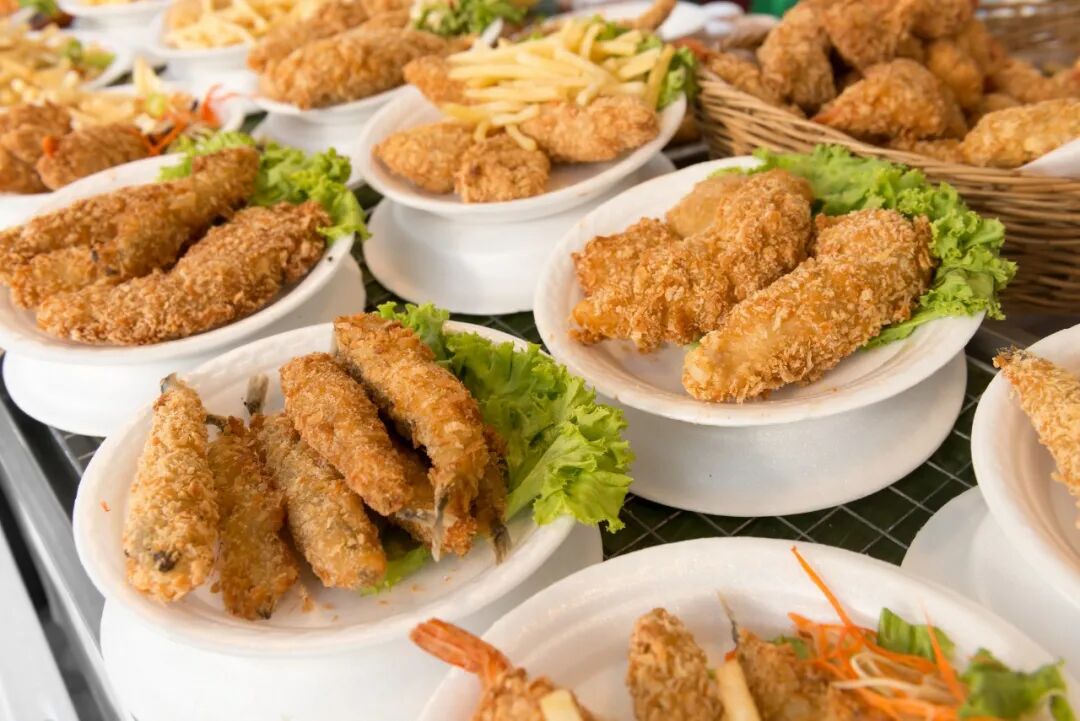 千库网_咖啡馆货架上盘子里的深脂油炸食品分类_摄影图编号13967131.jpg