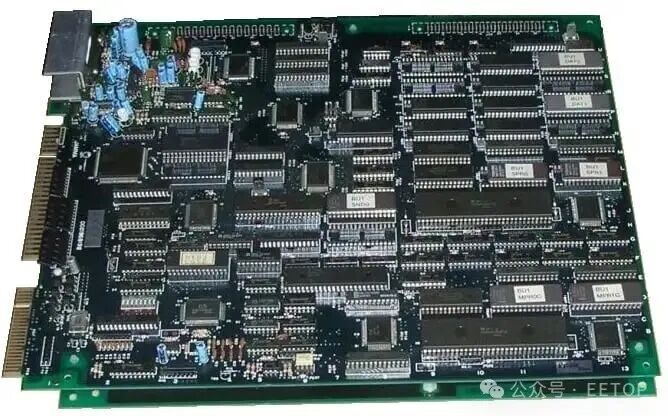 Two Hitachi 68HC000 CPUs used on an arcade-game PCB