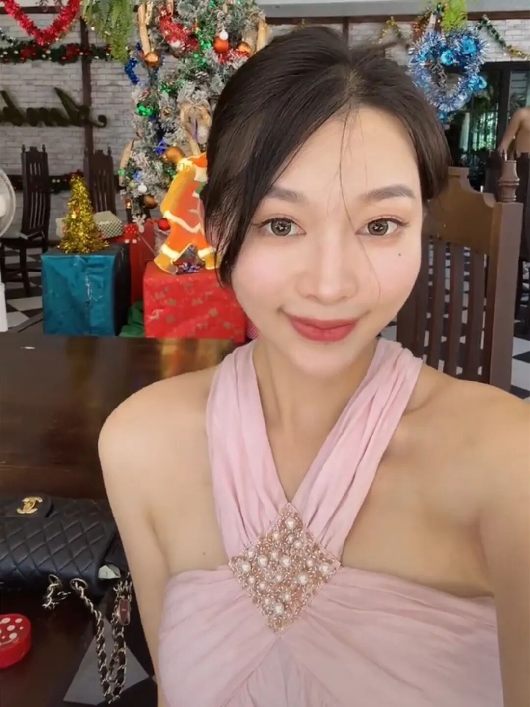 德云社烧饼妻子晒国外游玩vlog,好身材令人羡慕,不像生俩娃的人