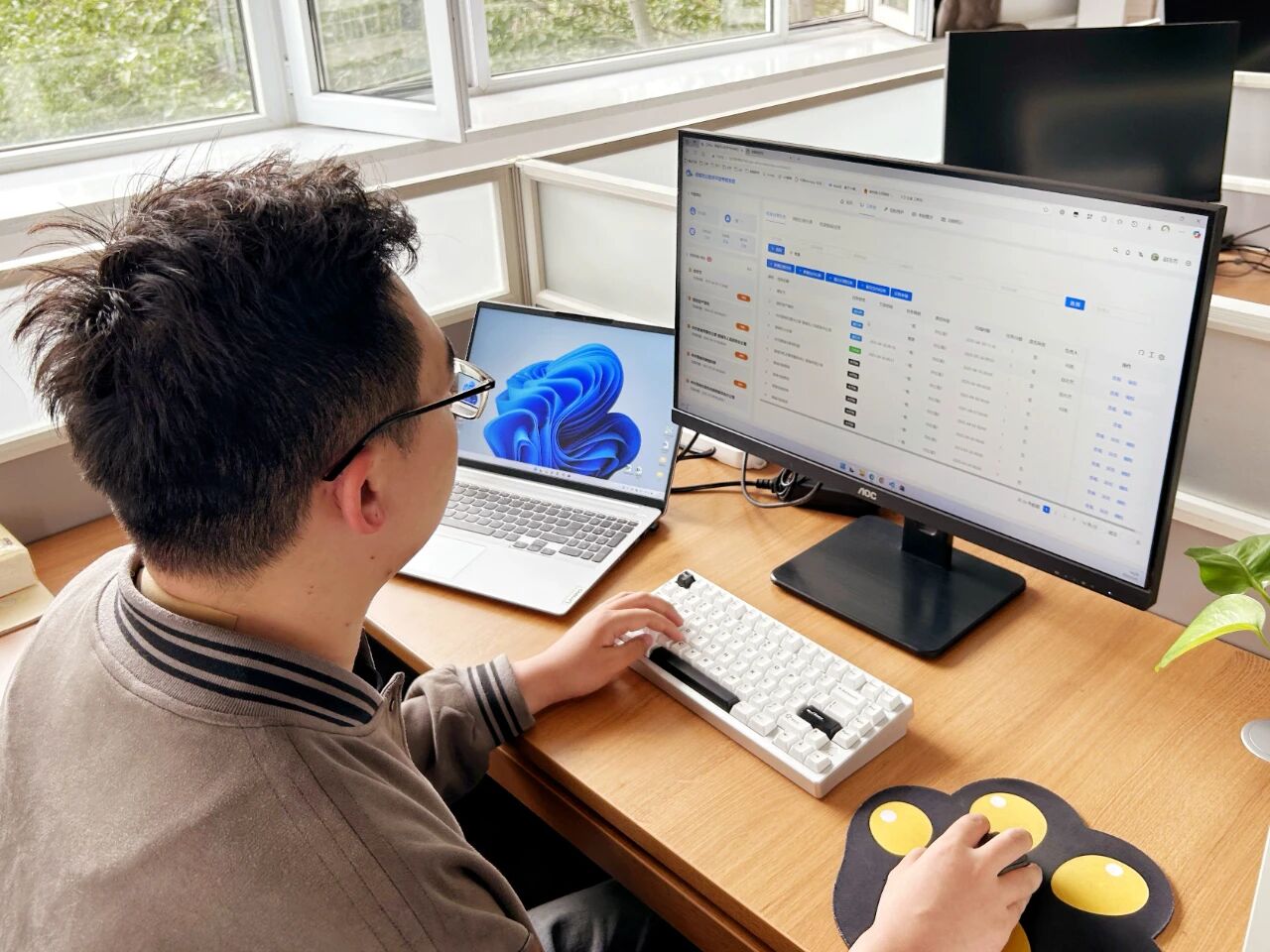 ▲晋城市数据局工作人员运用公务员平时考核管理平台，高效考核管理公务