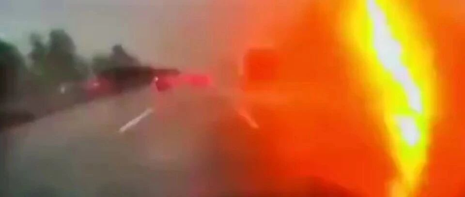 淦，高速开车被雷劈，魂儿都吓飞了！