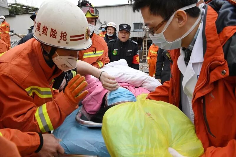 ▲安抚鼓励获救人员