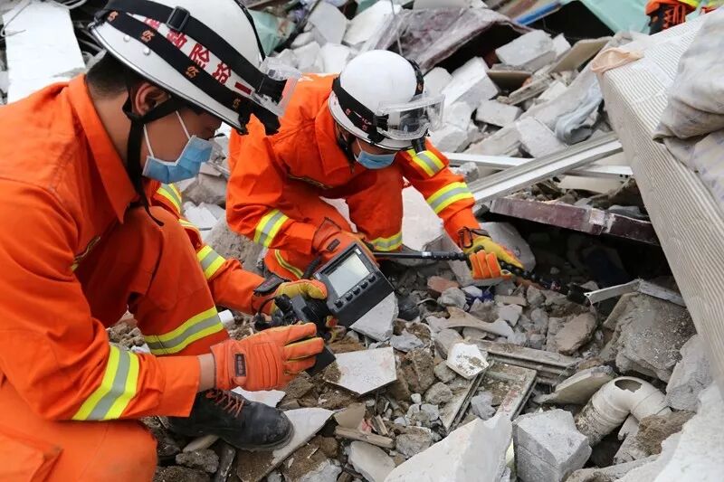 ▲用生命探测仪定位被困者位置