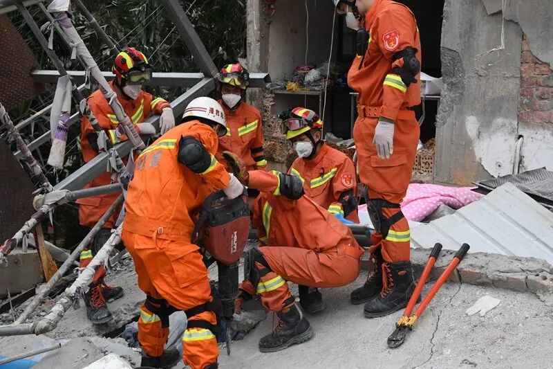 ▲打孔破拆楼板营救被困者