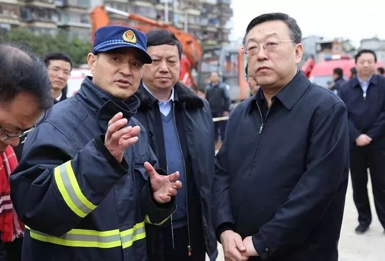 ▲唐登杰省长听取王文生总队长关于救援情况的汇报