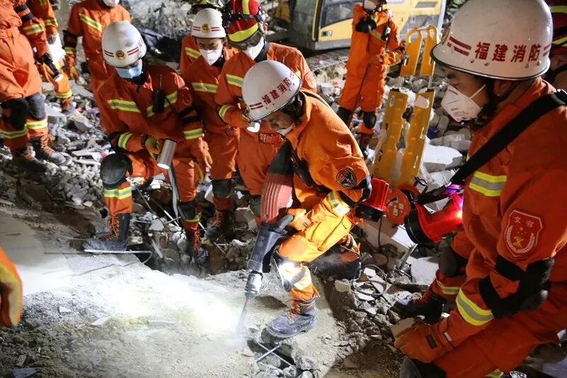 ▲夜间作业破拆楼板