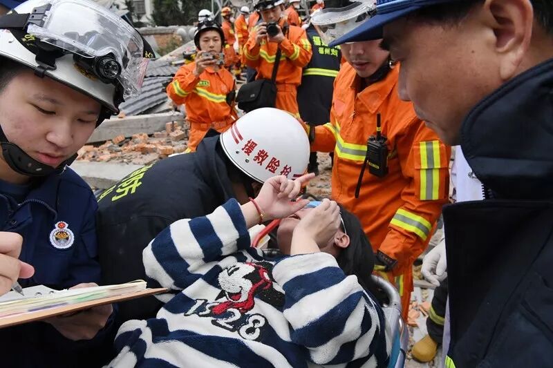 ▲向获救者了解情况，询问其他被困人员位置